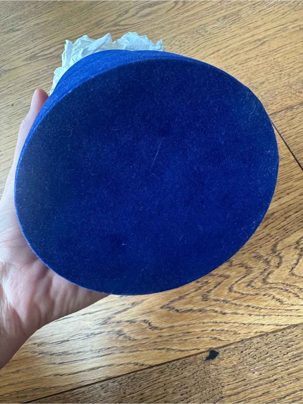 Los Angeles The Million Roses Velvet Hat Box in Royal Blue with White Rose